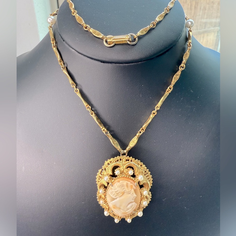 Vintage FLORENZA Shell Cameo Pendant Brooch Necklace Gold Tone